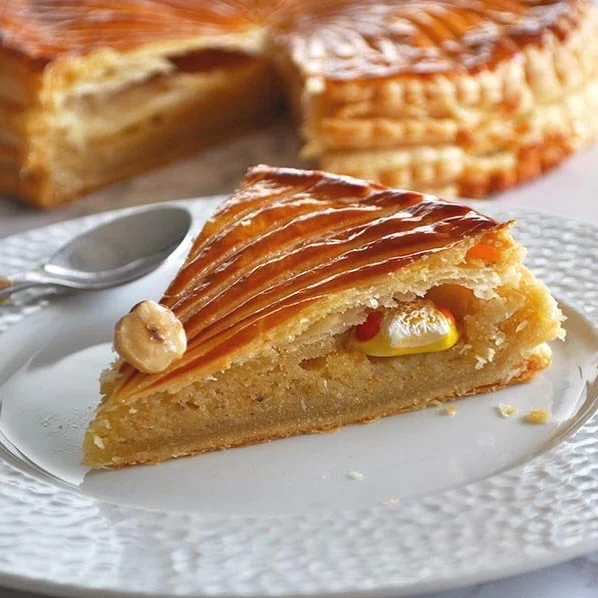 👑 L’Epiphanie arrive très bientôt… c’est le moment de penser à réserver votre galette et/ou brioche des rois.🤴  🥮 Galette des rois à la frangipane noisette du Piémont 🍞 Brioche des rois aux fruits confits d’Apt et à la fleur d’oranger.
Il y en aura pour tous les goûts 👍  ✅ Disponible au format unique de 6/8 personnes pour la galette des rois.
✅ Disponible au format 4/5 et 6/8 et 10/12 personnes pour la brioche des rois.  ❤️ Venez commander la vôtre directement sur la boutique en ligne :
www.unzestedepassion.fr  Disponible en Click&Collect 🛍️ ou livraison sur Montpellier et ses alentours 🚚  ✉️ Par email : contact@unzestedepassion.fR
📞Par telephone : 06 58 49 61 25
Ou via Instagram en MP  ☝️Lien de la boutique en ligne dans ma Bio ☝️  #epiphanie #2025 #rois #galettedesrois #galette #briochedesrois #brioches #feves #santons #fruitsconfits #patisserie #pastry #pastrychef #gateau #gourmandise #montpellier #yummi #insta #love #frenchpastry #patisseriefrancaise #picoftheday #instagood #cake #pornfood
