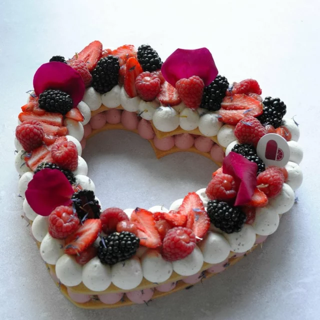 Symbole cake aux fruits-rouges 🍓  ❤️ Disponible à la commande (48h à l’avance).  ✅ Réservation sur la boutique en ligne : unzestedepassion.fr  Disponible au format 6-8 / 8-10 personnes.  📍Retrait en ClickandCollect ou livraison possible sur Montpellier et ses alentours.  ❤️‍🔥 LIVRAISON GRATUITE JUSQU AU 31 JUILLET 2025  #number #numbercake #symbole #symbolecake #gâteau #entremets #patiserie #pastry #dessert #foudepatisserie #pastrychefs #pastryaddict #pornfood #montpellier #portmarianne #villedemontpellier #gourmandise #birthday #printemps #gateauanniversaire