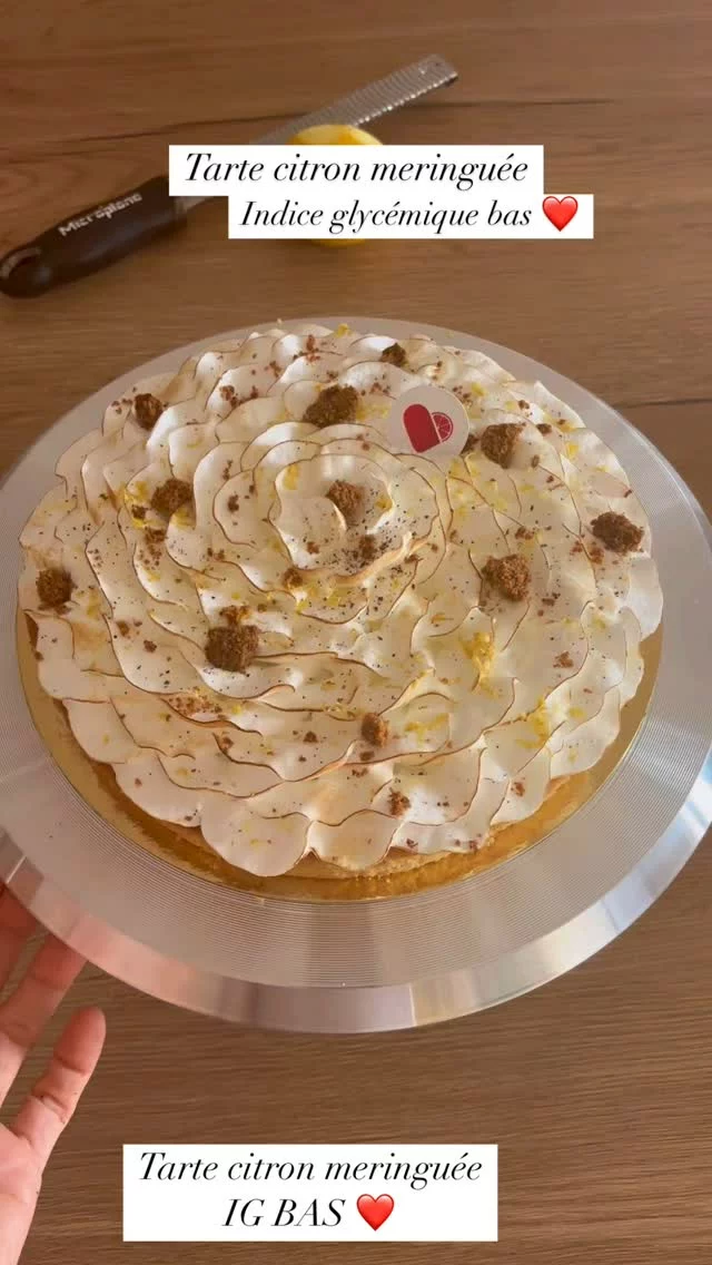 Tarte citron meringuée sans gluten et sans lactose à faible indice glycémique (sans sucre raffinée) ❤️  Disponible prochainement sur la boutique en ligne 
unzestedepassion.fr  #patisserie #pastry #patisseriefrancaise #montpellier #tarte #tartecitronmeringuée #igbas #faibleindiceglycemique